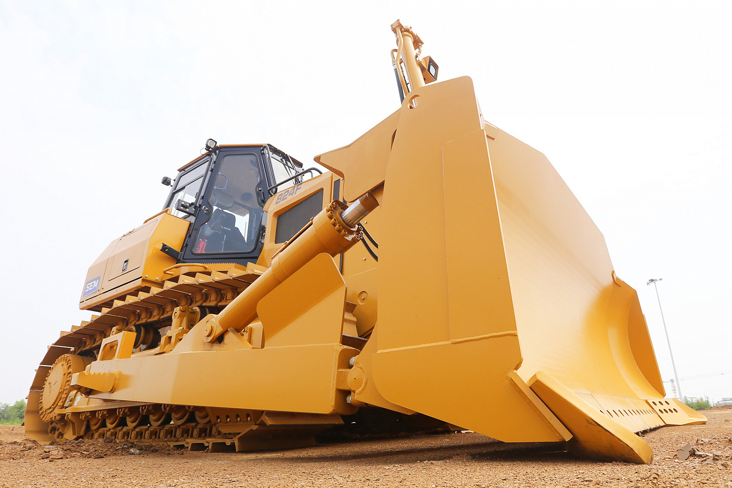 Бульдозер SEM 824F